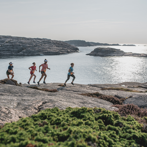 Vegansk energidryck - Personer löper i berg precis vid vattnet