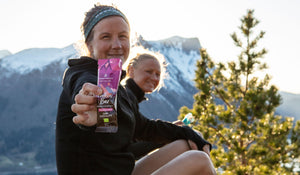Emelie Forsberg tillsammans med Ida Nilsson - njuter en vegansk proteinbar underträning
