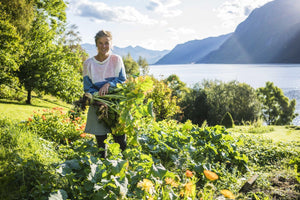 Emelie Forsberg i sin trädgår i måndalen - En av grunadarna av Moonvalley