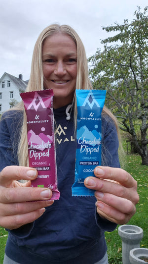 glutenfri proteinbar - Ida Nilsson håller upp hälsosamma, goda glutenfria proteinbars från Moonvalley. Ena med choklad och andra med Hallon. Super goda veganska glutenfria bars