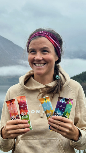 Emelie Forsberg visar upp sitt varumärke Moonvalley - Här med deras veganska glutenfria bars - gjorda på ärtprotein