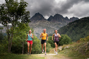 Grundarna från Moonvalley - Ida nilsson, Mimmi Kotka, och Emelie forsberg tränar tillsammans i bergsterrnäg - Dom har tillsammans skapat ett veganskt proteinpulver som är av ren kärlek för kropp och natur.