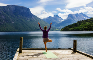Emelie Forsberg gör yoga - grundare av Moonvalley- Yoga i måndalen vid sitt hem