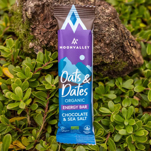 Moonvalley ekologisk energibar med choklad och havssalt, fotograferad i naturlig utomhusmiljö.