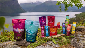 Moonvalleys ekologiska sortiment av energibars, proteinbars, sportdrycker och återhämtningsprodukter i en naturskön utomhusmiljö.
