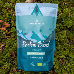Moonvalley ekologiskt proteinpulver utan smak i återförslutningsbar påse, fotograferat i naturlig utomhusmiljö.