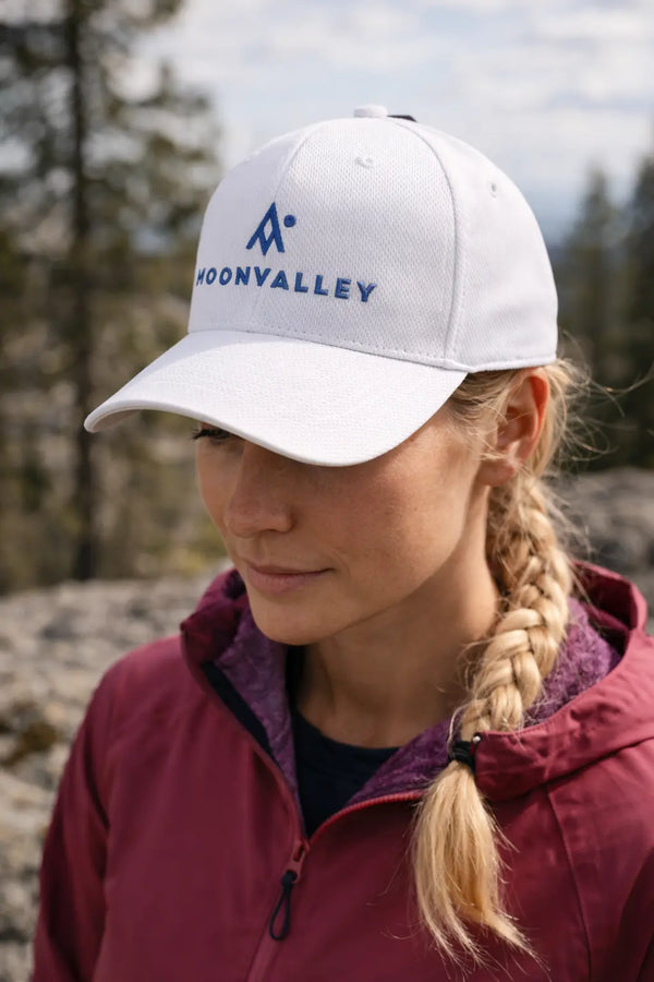 Moonvalleys keps i vitt. Perfekt för skogsvandringen.