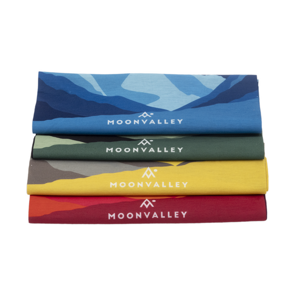 Fyra olika färger av Moonvalley Mountain Tube staplade på varandra.