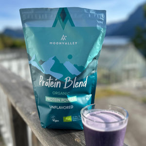 Moonvalley Organic Protein Blend 750g, ekologiskt och veganskt proteinpulver. Passar lika bra utomhus som hemma.