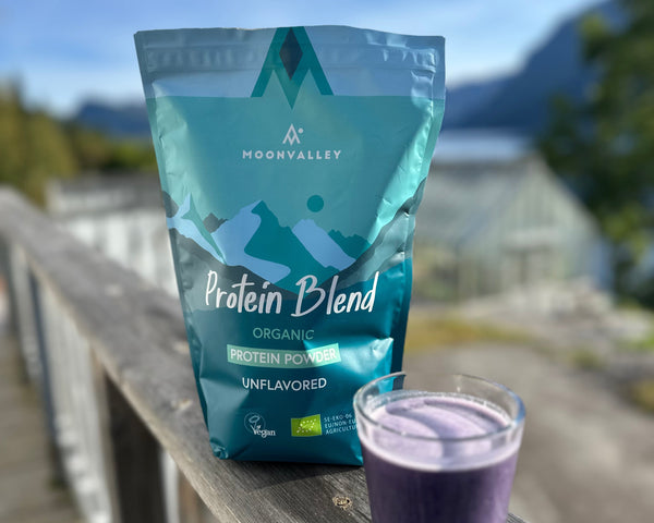Moonvalley Organic Protein Blend 750g, ekologiskt och veganskt proteinpulver. Passar lika bra utomhus som hemma.