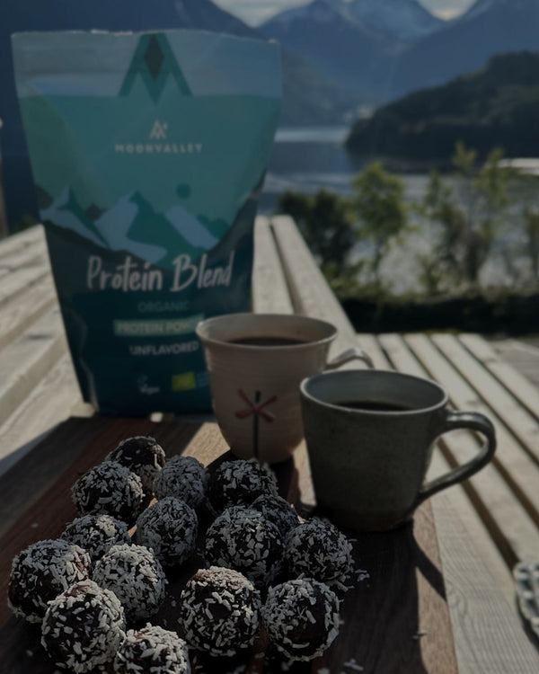 Hemgjorda energibollar gjorda med Moonvalley proteinpulver.