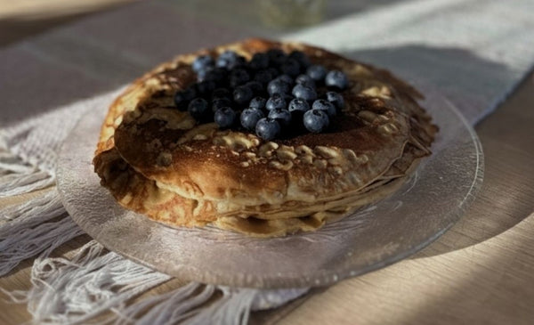 Nygräddade proteinpannkakor toppade med blåbär.