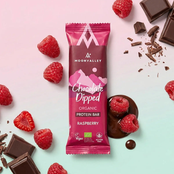 Moonvalley vegansk proteinbar med chokladöverdrag och hallon, 12-pack.