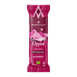 Närbild på Moonvalley proteinbar choklad och hallon.