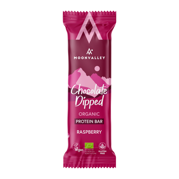 Närbild på Moonvalley proteinbar choklad och hallon.