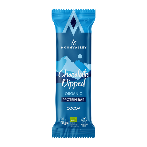 Närbild på Moonvalley proteinbar chokladöverdrag kakao.