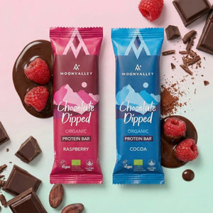 Mixlåda med Moonvalley veganska proteinbars, innehållande både hallon och kakao-smak.