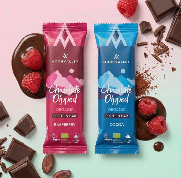 Mixlåda med Moonvalley veganska proteinbars, innehållande både hallon och kakao-smak.