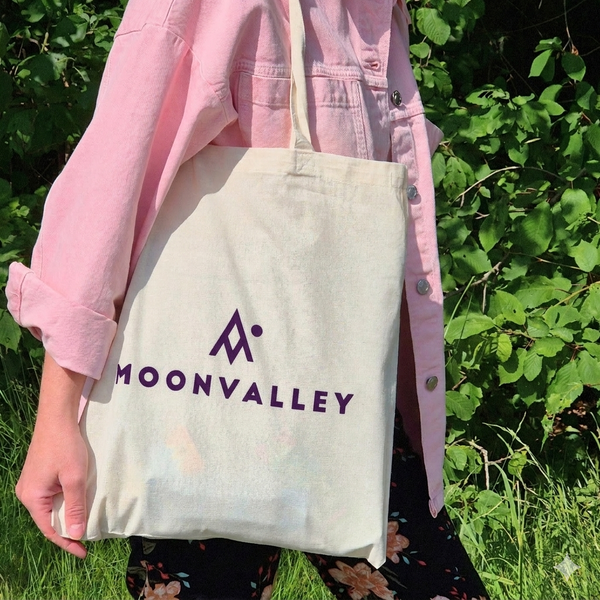 Stilren tygpåse i bomull med Moonvalley-logotyp, perfekt för träningskläder eller vardagshandling.